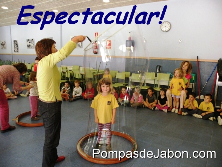 cumpleaños con burbujas de jabon muy grandes